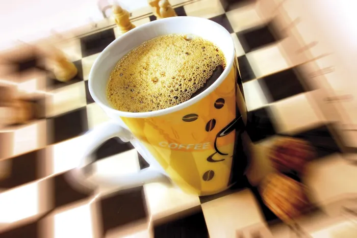 Gerahmter Druck : Kaffeebecher auf einem Schachbrett. Gerahmter Druck : Kaffeebecher auf einem Schachbrett.