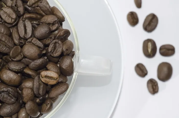 Gerahmter Druck : Tasse Kaffee mit Kaffebohnen Gerahmter Druck : Tasse Kaffee mit Kaffebohnen