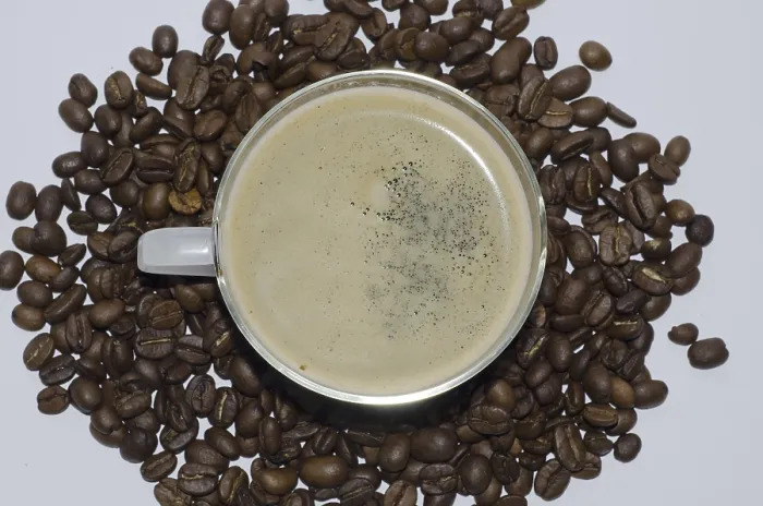 Gerahmter Druck : Kaffeebecher mit Kaffeebohnen Gerahmter Druck : Kaffeebecher mit Kaffeebohnen