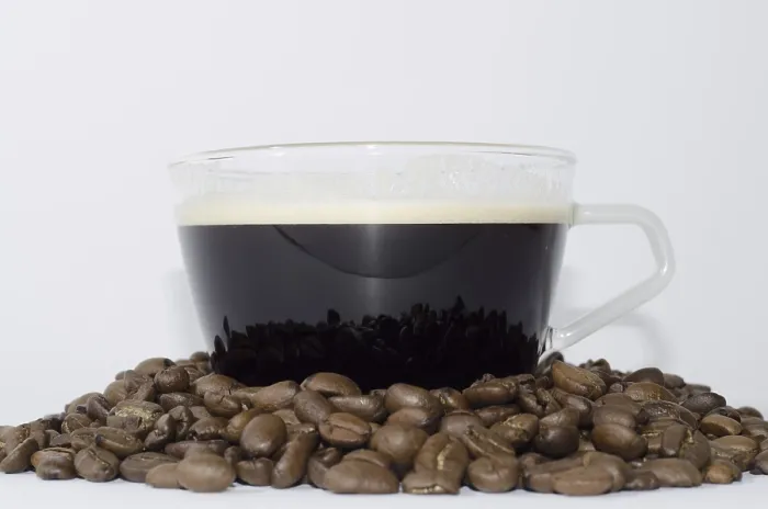 Gerahmter Druck : Tasse Kaffee mit Kaffebohnen