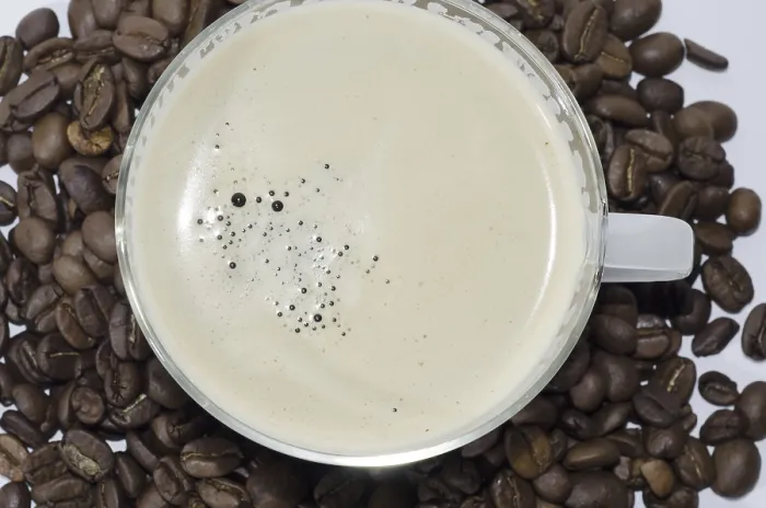 Gerahmter Druck : Kaffeebecher mit Kaffeekörnern Gerahmter Druck : Kaffeebecher mit Kaffeekörnern