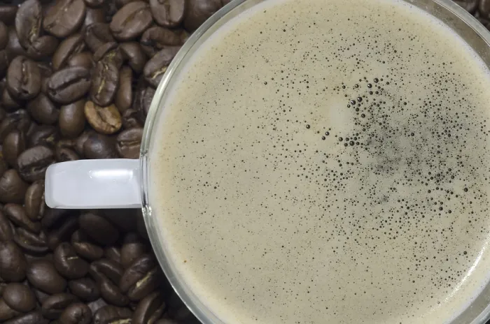 Gerahmter Druck : Kaffeebecher mit Kaffebohnen. Gerahmter Druck : Kaffeebecher mit Kaffebohnen.