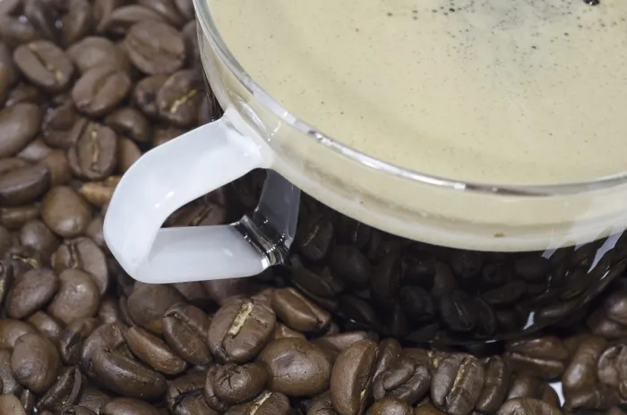 Gerahmter Druck : Kaffeebecher mit Kaffeekörnern Gerahmter Druck : Kaffeebecher mit Kaffeekörnern