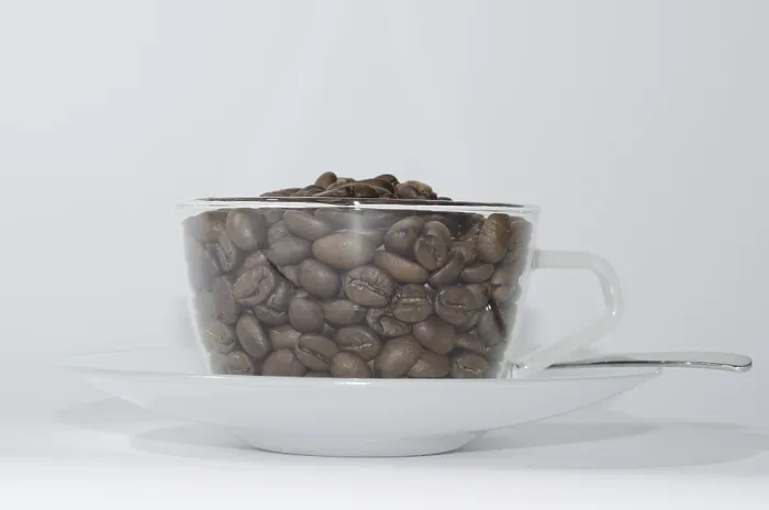 Gerahmter Druck : Kaffee in einer Tasse mit Kaffebohnen Gerahmter Druck : Kaffee in einer Tasse mit Kaffebohnen