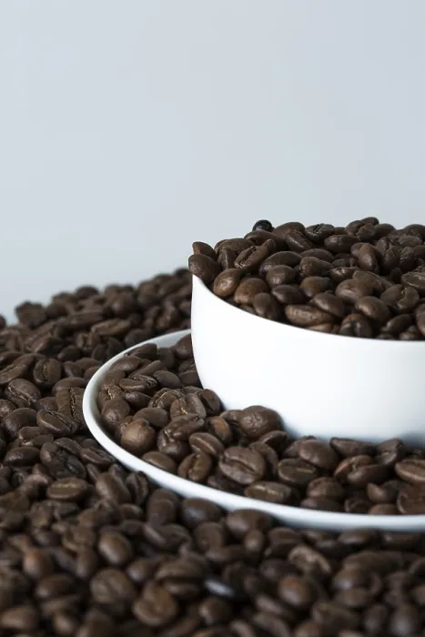 Gerahmter Druck : Ein Kaffeebecher auf Kaffeebohnen. Gerahmter Druck : Ein Kaffeebecher auf Kaffeebohnen.