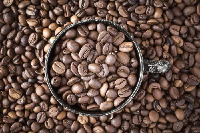 Gerahmter Druck : Tasse Kaffee auf Kaffebohnen-Hintergrund. Gerahmter Druck : Tasse Kaffee auf Kaffebohnen-Hintergrund.