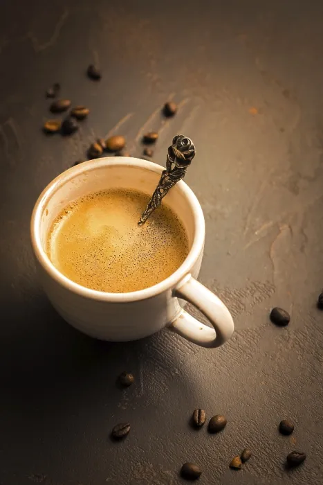 Gerahmter Druck : Tasse Kaffee mit Kaffebohnen auf braunem Hintergrund. Gerahmter Druck : Tasse Kaffee mit Kaffebohnen auf braunem Hintergrund.