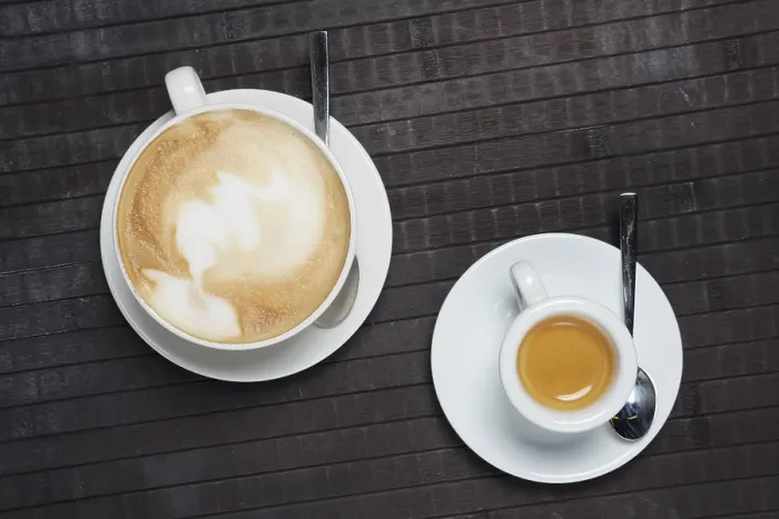 Gerahmter Druck : Kaffeebecher und Espresso von oben. Gerahmter Druck : Kaffeebecher und Espresso von oben.