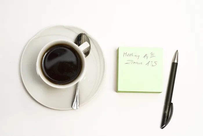 Gerahmter Druck : Kaffeebecher und Notizblock (Postit) mit Kugelschreiber. Gerahmter Druck : Kaffeebecher und Notizblock (Postit) mit Kugelschreiber.