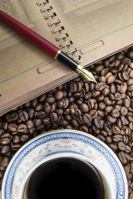 Gerahmter Druck : Tasse Kaffee, Notizbuch und Stift auf Kaffeefarben. Gerahmter Druck : Tasse Kaffee, Notizbuch und Stift auf Kaffeefarben.