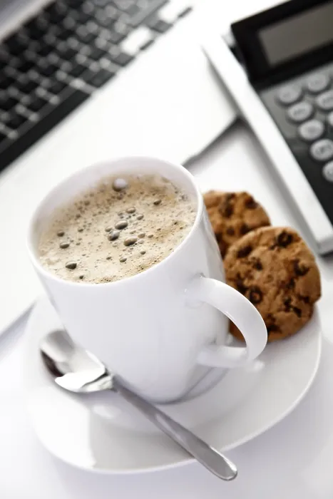Gerahmter Druck : Kaffeebecher im Büro. Gerahmter Druck : Kaffeebecher im Büro.