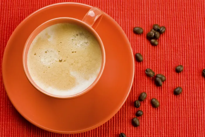 Gerahmter Druck : Kaffeebecher in Rot. Gerahmter Druck : Kaffeebecher in Rot.