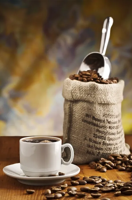 Gerahmter Druck : Tasse mit Kaffee und Sack. Gerahmter Druck : Tasse mit Kaffee und Sack.