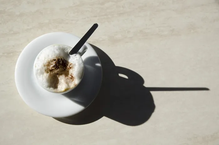 Gerahmter Druck : Kaffeebecher mit Schatten Gerahmter Druck : Kaffeebecher mit Schatten