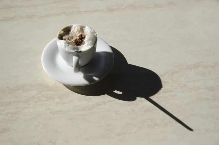 Gerahmter Druck : Tasse Kaffee mit Schatten auf dem Tisch. Gerahmter Druck : Tasse Kaffee mit Schatten auf dem Tisch.