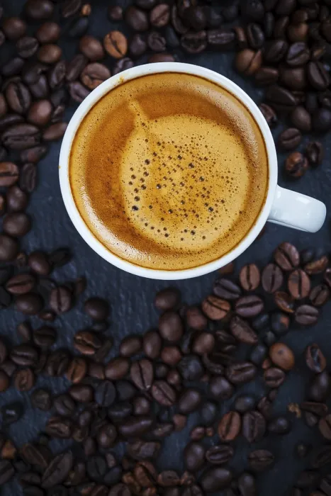 Gerahmter Druck : Kaffee in einem Espresso-Becher mit Kaffeebohnen Blick von oben Gerahmter Druck : Kaffee in einem Espresso-Becher mit Kaffeebohnen Blick von oben