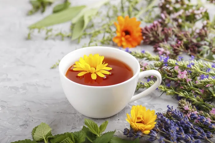Gerahmter Druck : Tasse Kräutertee mit Calendula. Gerahmter Druck : Tasse Kräutertee mit Calendula.