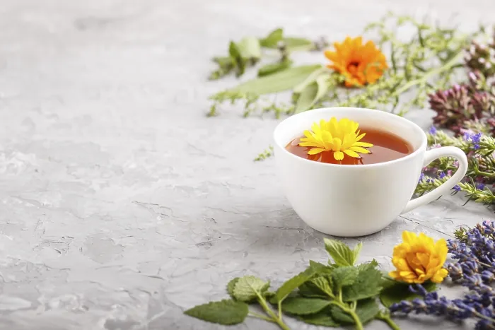 Gerahmter Druck : Tasse Kräutertee mit Calendula. Gerahmter Druck : Tasse Kräutertee mit Calendula.