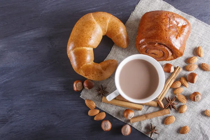 Gerahmter Druck : Ein Becher heißer Schokolade mit Nüssen. Gerahmter Druck : Ein Becher heißer Schokolade mit Nüssen.