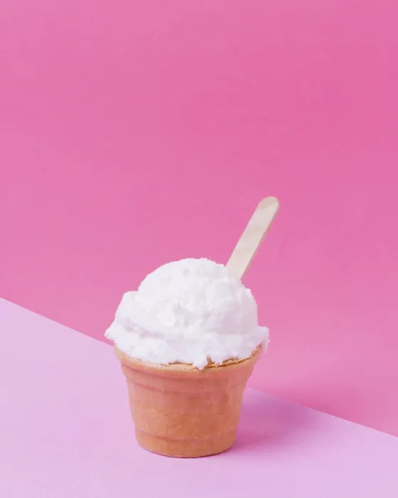 Gerahmter Druck : Teller mit Eiscreme Gerahmter Druck : Teller mit Eiscreme
