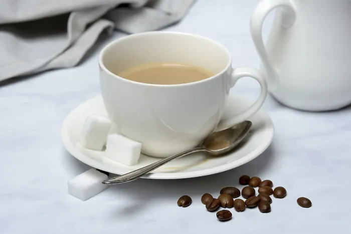Gerahmter Druck : Tasse mit Latte und Kaffeebohnen. Gerahmter Druck : Tasse mit Latte und Kaffeebohnen.