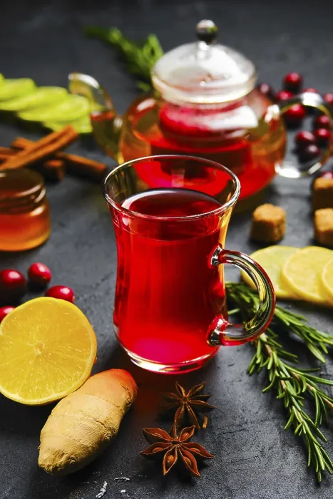 Gerahmter Druck : Tasse und Topf mit Cranberry, Ingwer. Gerahmter Druck : Tasse und Topf mit Cranberry, Ingwer.