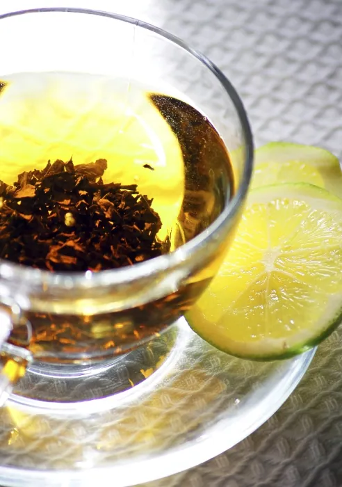 Gerahmter Druck : Teebecher mit Zitrone und Minze.