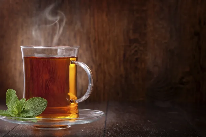 Gerahmter Druck : Tasse Tee und Minze auf einem Holzboden. Gerahmter Druck : Tasse Tee und Minze auf einem Holzboden.