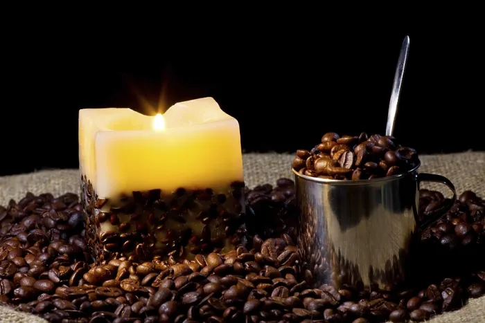 Gerahmter Druck : Tasse mit Kaffeebohne und Kerze. Gerahmter Druck : Tasse mit Kaffeebohne und Kerze.