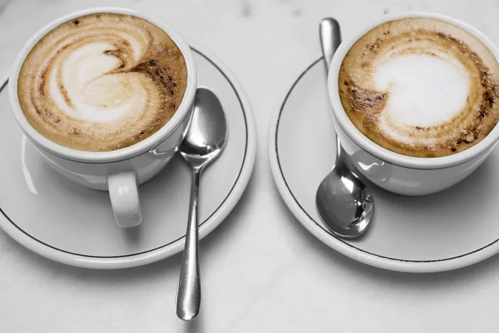 Gerahmter Druck : Zwei Tassen Cappuccino Gerahmter Druck : Zwei Tassen Cappuccino