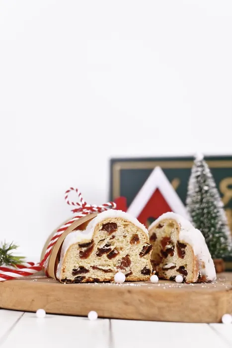 Gerahmter Druck : Schneide das deutsche Stollenkuchen, ein Früchtebrot mit Nüssen, auf. Gerahmter Druck : Schneide das deutsche Stollenkuchen, ein Früchtebrot mit Nüssen, auf.