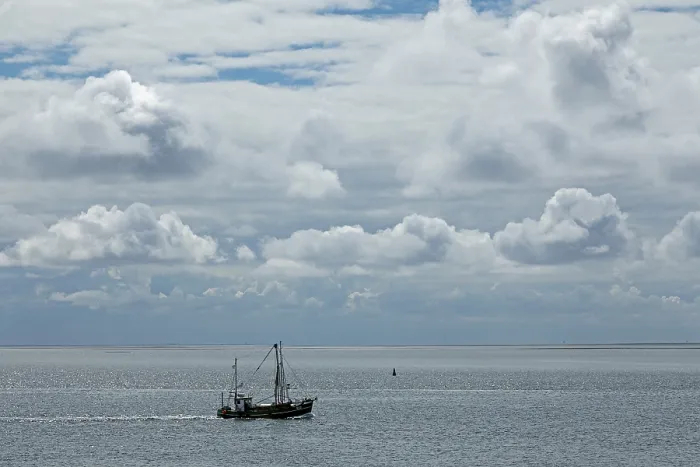 Gerahmter Druck : Schneidkutter vor Busum, Wolken. Gerahmter Druck : Schneidkutter vor Busum, Wolken.