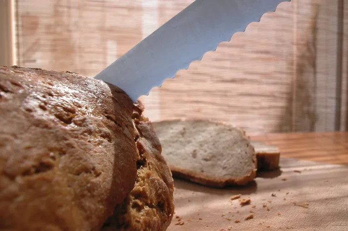 Gerahmter Druck : Brot schneiden Gerahmter Druck : Brot schneiden
