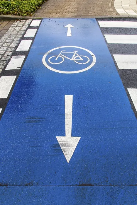 Gerahmter Druck : Radwegmarkierung auf einer Pflasterstraße. Gerahmter Druck : Radwegmarkierung auf einer Pflasterstraße.