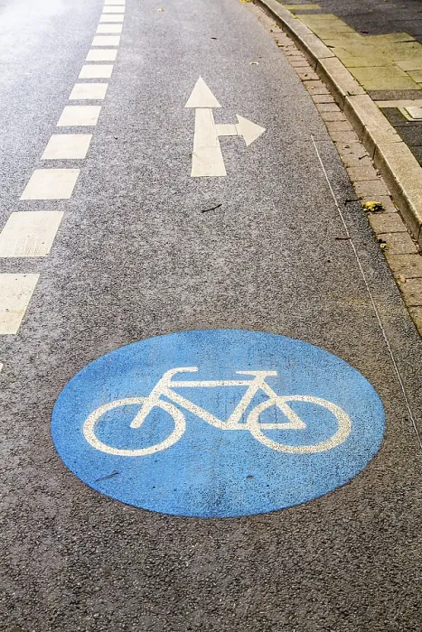 Gerahmter Druck : Radwegmarkierung auf einer Gehwegfläche Gerahmter Druck : Radwegmarkierung auf einer Gehwegfläche