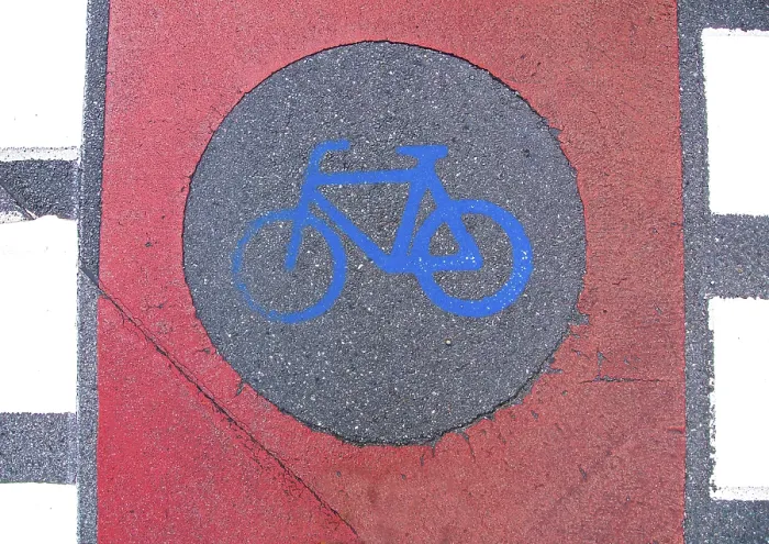 Gerahmter Druck : Radwegmarkierung auf einer Gehwegfläche Gerahmter Druck : Radwegmarkierung auf einer Gehwegfläche