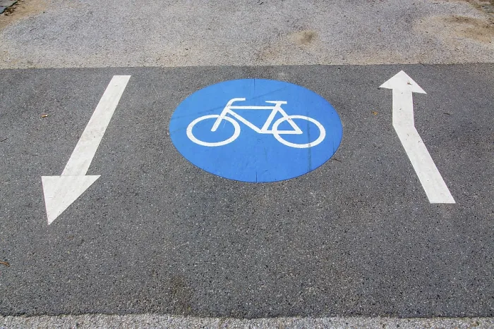 Gerahmter Druck : Radwegmarkierung auf einer Gehwegfläche. Gerahmter Druck : Radwegmarkierung auf einer Gehwegfläche.