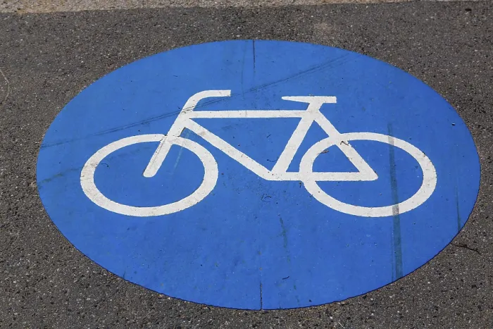 Gerahmter Druck : Radwegmarkierung auf einer Gehwegfläche. Gerahmter Druck : Radwegmarkierung auf einer Gehwegfläche.
