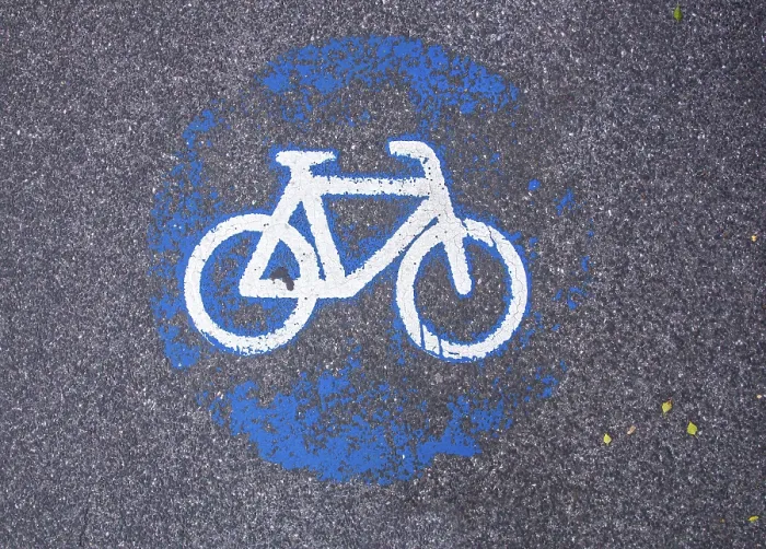 Gerahmter Druck : Radwegmarkierung auf einer Gehwegfläche, abgetragen. Gerahmter Druck : Radwegmarkierung auf einer Gehwegfläche, abgetragen.