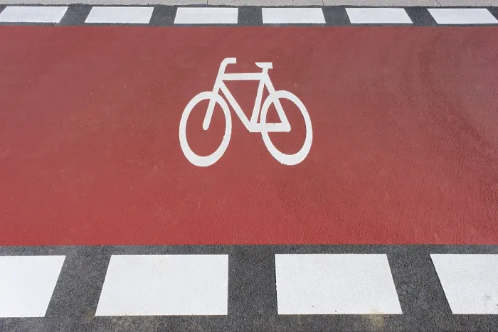 Gerahmter Druck : Radweg mit Piktogramm an einer Kreuzung, Nordrhein-Westfalen, Deutschland Gerahmter Druck : Radweg mit Piktogramm an einer Kreuzung, Nordrhein-Westfalen, Deutschland