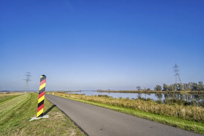 Gerahmter Druck : Radweg entlang der West-Oder. Gerahmter Druck : Radweg entlang der West-Oder.