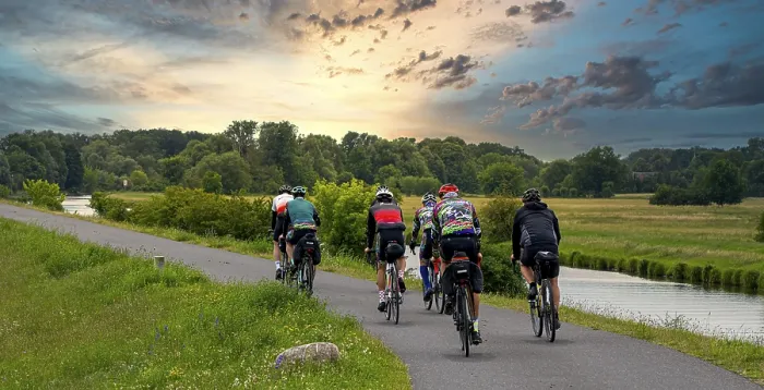 Gerahmter Druck : Radfahrer auf einem Radweg am Fluss. Gerahmter Druck : Radfahrer auf einem Radweg am Fluss.