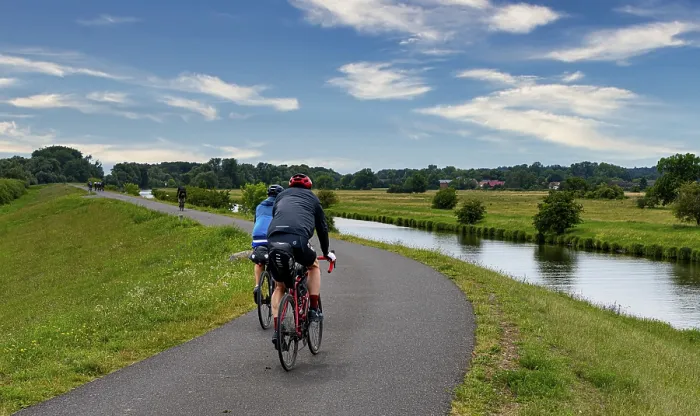 Gerahmter Druck : Radfahrer auf einem Radweg am Fluss. Gerahmter Druck : Radfahrer auf einem Radweg am Fluss.