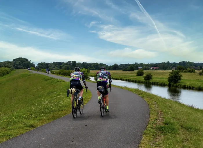 Gerahmter Druck : Radfahrer auf einem Radweg am Fluss. Gerahmter Druck : Radfahrer auf einem Radweg am Fluss.