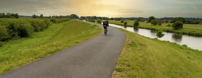 Gerahmter Druck : Radfahrer auf einem Radweg am Fluss. Gerahmter Druck : Radfahrer auf einem Radweg am Fluss.
