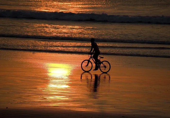 Gerahmter Druck : Radfahrer am Sonnenuntergang am Strand. Gerahmter Druck : Radfahrer am Sonnenuntergang am Strand.