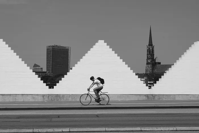 Gerahmter Druck : Radfahrer vor weißem Wand. Gerahmter Druck : Radfahrer vor weißem Wand.