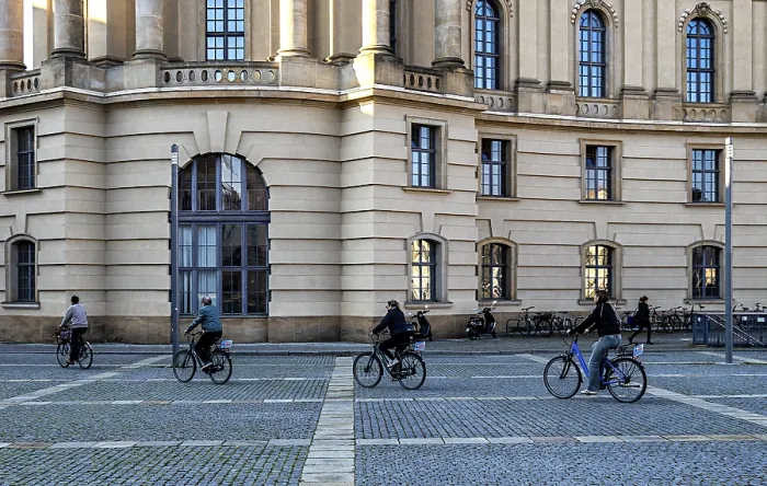 Gerahmter Druck : Radfahrer auf dem Friedrich-Ebert-Platz in Berlin-Mitte. Gerahmter Druck : Radfahrer auf dem Friedrich-Ebert-Platz in Berlin-Mitte.