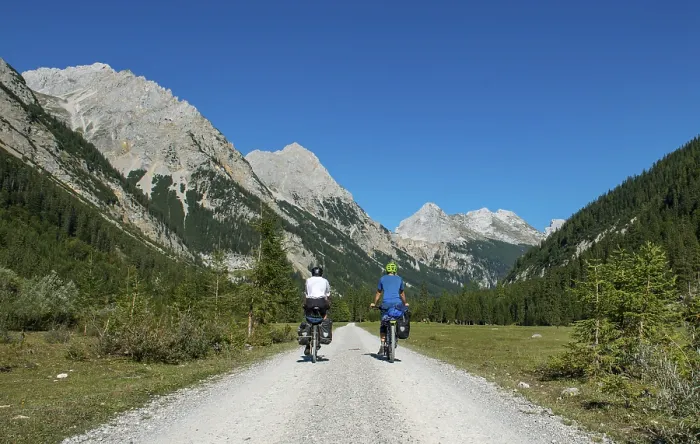 Gerahmter Druck : Radfahrer im Karwendeltal. Gerahmter Druck : Radfahrer im Karwendeltal.