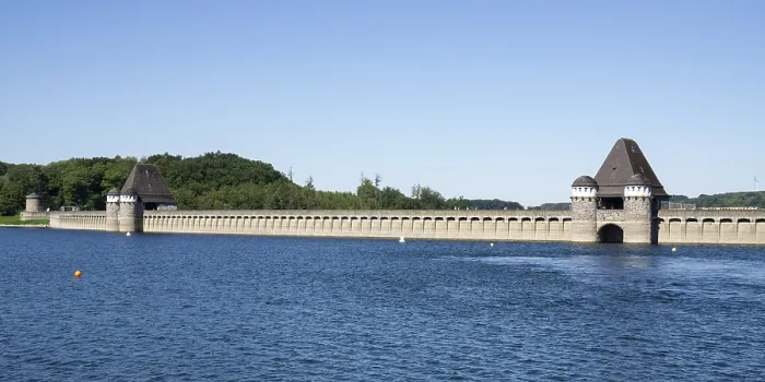 Gerahmter Druck : Der Mohnesee ist aufgestaut vor der Staumauer. Gerahmter Druck : Der Mohnesee ist aufgestaut vor der Staumauer.